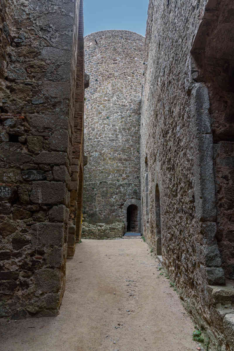 Girona - Arbúcies - castillo de Montsoriu 18 - torre del Homenaje.jpg